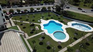 widok na basen w parku w obiekcie Diseño Terraza dos baños Piscina w mieście Jerez de la Frontera
