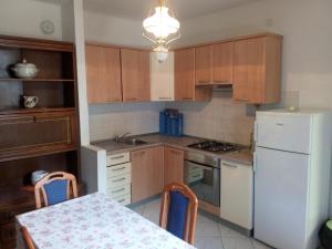 Η κουζίνα ή μικρή κουζίνα στο Apartment Rivarela 31