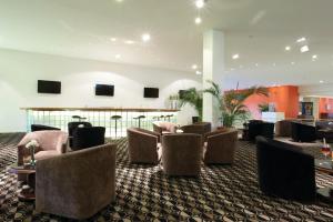 a waiting room with chairs and a bar at HMB Guadalajara Centro in Guadalajara