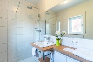 bagno con lavandino e specchio di INhouse - Wohnen auf Zeit a Ingolstadt