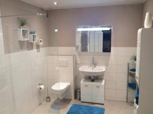 Koupelna v ubytování Ferienwohnung Höhenweg 25 + 26 fotografií