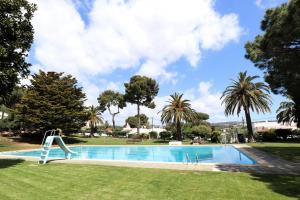 サン・フェリウ・デ・ギホルスにあるCasa Sant Amanç 6 pax con piscina comunitaria L15017の公園内の滑り台付きスイミングプール