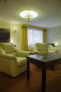 salon z 2 kanapami i stolikiem kawowym w obiekcie Hotel Ostrawa w Wodzisławiu Śląskim