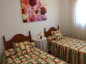 two beds sitting next to each other in a bedroom at Finca La Rosalía in Setenil