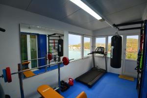 Posilňovňa alebo fitness centrum v ubytovaní Deck1Syros Premium Apartments