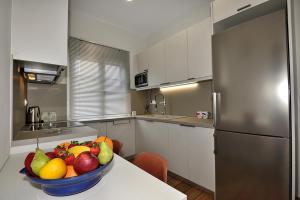 Kuchyňa alebo kuchynka v ubytovaní Deck1Syros Premium Apartments