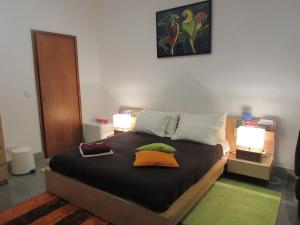 een slaapkamer met een groot bed met 2 kussens erop bij Flower's Downtown Porto in Porto