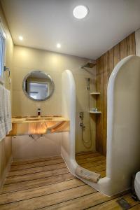 Posteľ alebo postele v izbe v ubytovaní Deck1Syros Premium Apartments