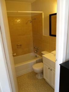 ein Badezimmer mit einem WC, einer Badewanne und einem Waschbecken in der Unterkunft Woodlawn Hills Motel in Henderson