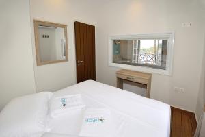 Posteľ alebo postele v izbe v ubytovaní Deck1Syros Premium Apartments