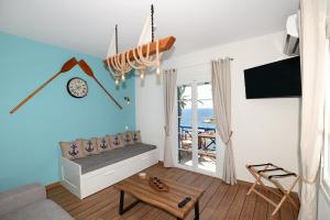 Televízia a/alebo spoločenská miestnosť v ubytovaní Deck1Syros Premium Apartments