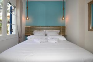 Posteľ alebo postele v izbe v ubytovaní Deck1Syros Premium Apartments