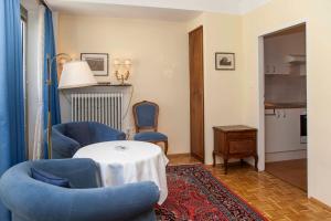 A seating area at Pension Sacher - Apartments am Stephansplatz