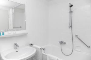 A bathroom at Pension Sacher - Apartments am Stephansplatz