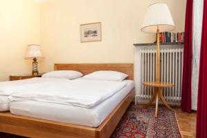 A bed or beds in a room at Pension Sacher - Apartments am Stephansplatz