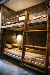 Palanda nebo palandy na pokoji v ubytování Sunlit Hostel