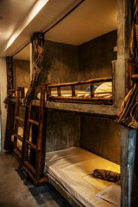 Rúm í herbergi á Sunlit Hostel