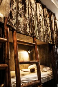 Rúm í herbergi á Sunlit Hostel