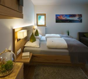 パッペンハイムにあるHotel-Gasthof zur Sonneのベッドとテーブルとソファのある寝室 +59枚の写真