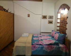 - une petite chambre avec un lit fleuri dans l'établissement Квартира-студия в стиле Шале, à Trouskavets