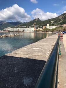 uitzicht op een waterlichaam met gebouwen bij Junior Suite in Salerno