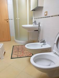 bagno con lavandino e servizi igienici di Residence Antenore Attico Giulia a Lido di Jesolo