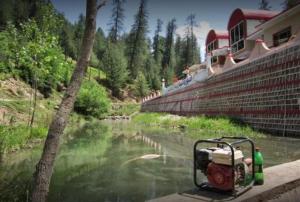 un tren está estacionado junto a un cuerpo de agua en Heaven Dreams Guest House, en Danna