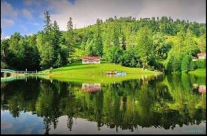 una casa en una colina junto a un gran lago en Heaven Dreams Guest House, en Danna