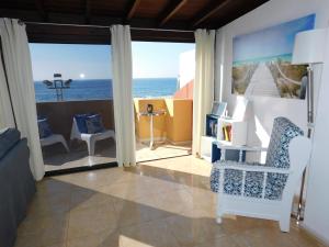 グラン・タラハルにあるSol y Mar Gran Tarajal Aticoの海の景色を望むリビングルーム