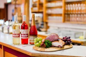 a plate of food on a counter with bottles of wine at Dorf-Zimmer Mirth in Eltendorf +12 photos