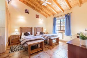 a bedroom with two beds and a table at CASA LAURA el canal in Puntagorda