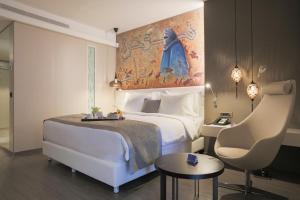 una stanza d'albergo con un letto e una sedia di The Legacy Luxury Hotel, Algiers a Alger
