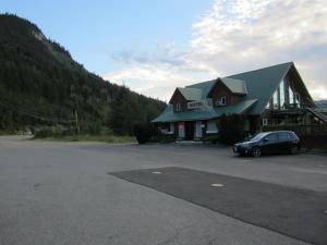 a car parked in a parking lot in front of a building at Jade Mountain Motel in Chase