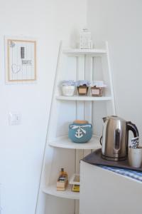 une échelle dans une cuisine équipée d'une bouilloire dans l'établissement Riccione Beachouse, à Riccione