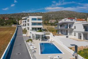 una imagen de una casa con piscina en Luxury Apartments Baotić, en Trogir