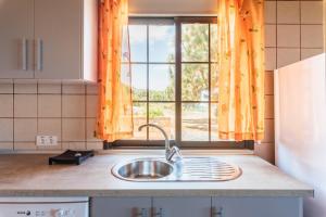 une cuisine avec un évier et une fenêtre dans l'établissement CASA LAURA el canal, à Puntagorda 25 autres photos