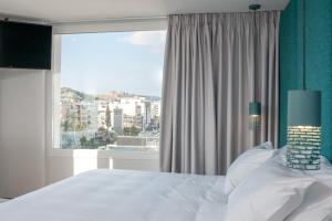 Voodi või voodid majutusasutuse Athenaeum Smart Hotel toas