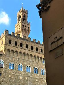 フィレンツェにあるSignoria Suite 24thの時計塔のある大きな建物