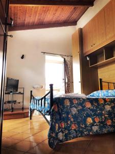 um quarto com uma cama num quarto com uma janela em Agriturismo Mamma Chica em La Spezia