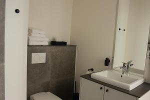 y baño con lavabo, aseo y espejo. en CITYSTAY, en Amberes