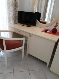 TV a/nebo společenská místnost v ubytování PULADES RESORT