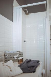 - une chambre avec un lit, une fenêtre et une douche dans l'établissement Riccione Beachouse, à Riccione