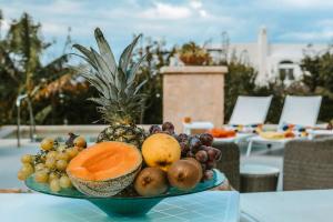 a bowl of fruit sitting on a table at Hotel Al Mulino in Anacapri