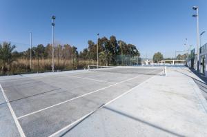 Tennis and/or squash facilities at Alejandrita or nearby