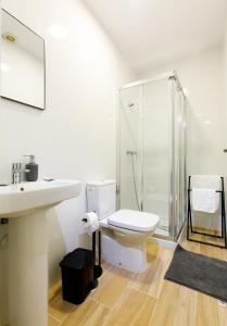 La salle de bains blanche est pourvue d'une douche et de toilettes. dans l'établissement Armijorooms, à Nerja