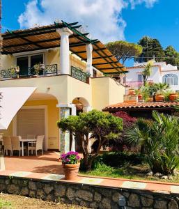 una casa con balcone, tavolo e sedie di Casa Giovanna a Capri
