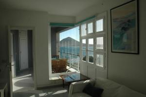un soggiorno con divano e vista sull'oceano di Lovely flat with sea-view, 1 minute walk to beach a El Médano