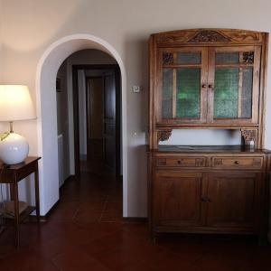 Habitación con un gran armario de madera y una lámpara. en Sant'Antonio Country Resort, en Montepulciano