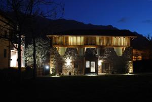 una casa iluminada por la noche con luces en Apartamentos La Santilar, en Llanes