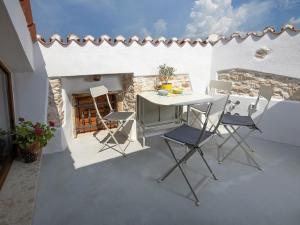 Biały stół i krzesła na patio w obiekcie Holiday Home in Vodnjan near the Sea w mieście Vodnjan +32 zdjęcia